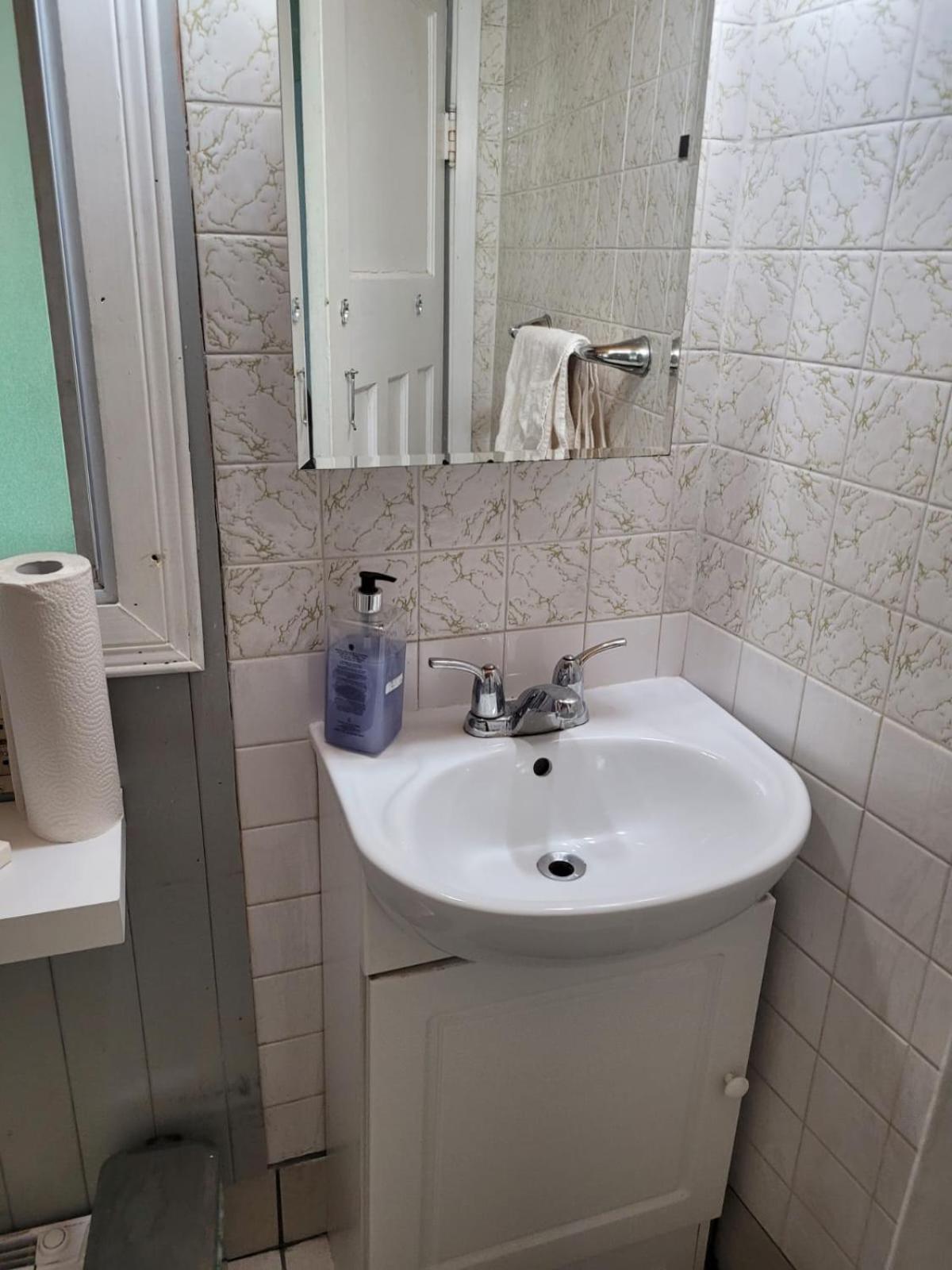 Cozy Downtown Two Bedrooms Free Parking Kingston Exterior foto